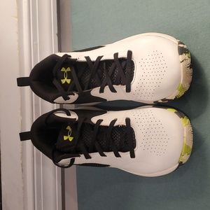 Under Armour Boys basketball shoes 3Y